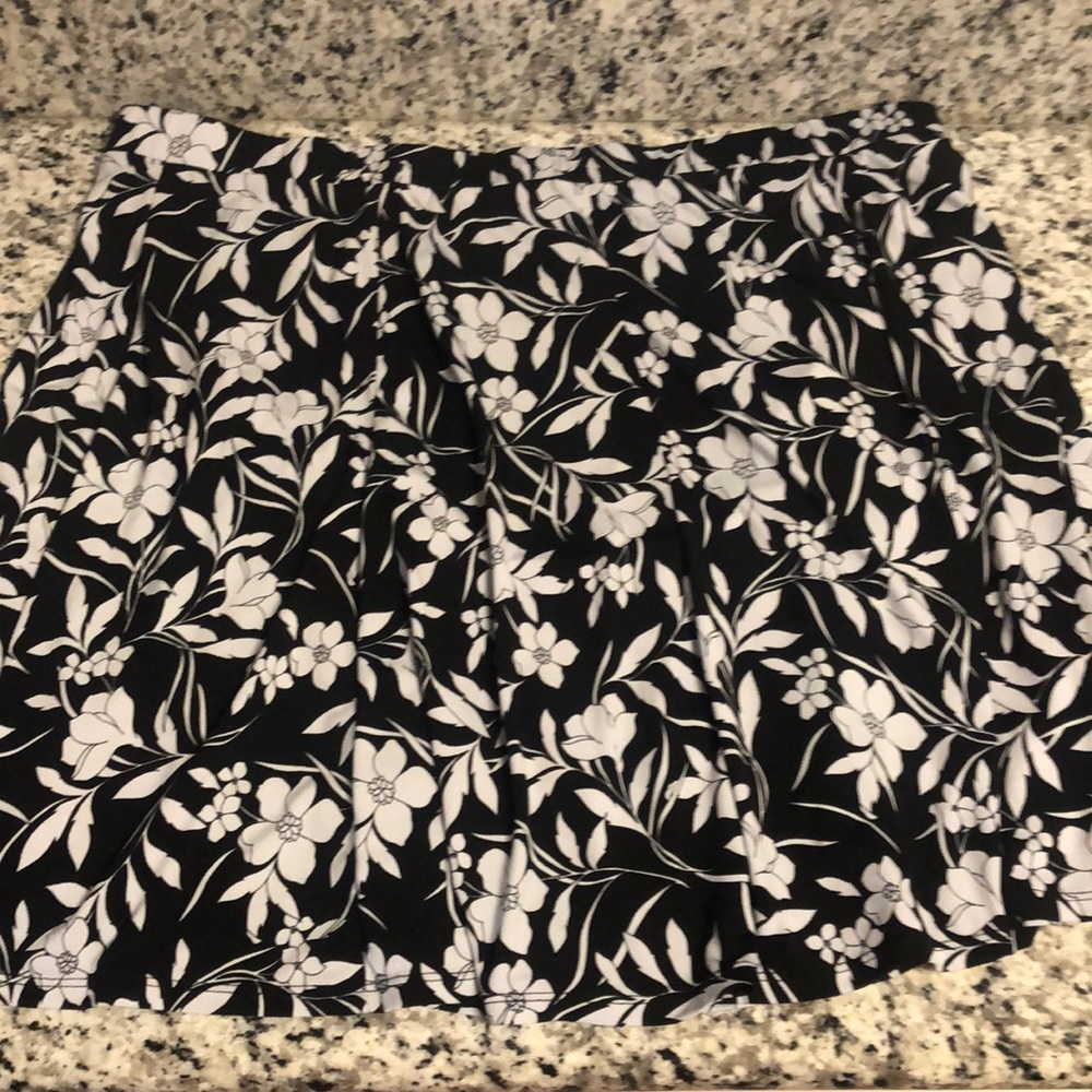 - Susan Graver Printed Liquid Knit 8 Gore Pull on Skort